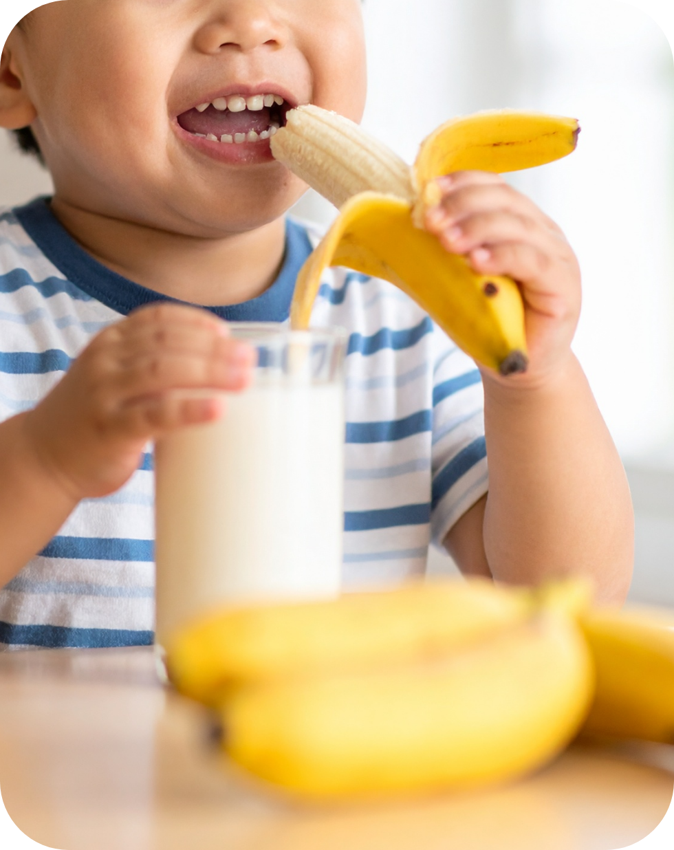 バナナヨーグルトと子供の画像